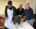 Bild: cro
Gekonnt wurde das Fass von Pfarrer Gierl (links) mit drei Schlägen angezapft. Vorsitzender Franz Völkl (Zweiter von links) und Ernst Luk (rechts) beobachten das Geschehen.