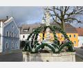 Bild: bey
Ketten aus bunten Eiern zieren derzeit den Brunnen am Marktplatz in Pleystein.