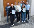 Bild: Theresia Wissinger/exb
Nach der Siegerehrung zum Wirtschaftsquiz: Die drei Gewinnerinnen (vorne, von links) Anna Grädler, Amelie Rank und Emilia Henseleit mit Vertretern der Schulen und Wirtschaftsjunioren (hinten, von links) Jochen Tuchbreiter, Katharina Fruntke, Markus Zierhut, Roman Edel und Sebastian Renners.