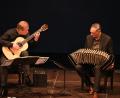 Bild: kki
Perfekte Harmonie und Übereinstimmung zeigen Victor Hugo Villena mit dem Bandoneon und der Gitarrist Friedemann Wuttke.