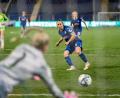 Bild: Uwe Gruen
Wuchtig, entschlossen, platziert: Michaela Specht (hinten) versenkt gegen die deutsche Nationaltorhüterin Merle Frohms vom VfL Wolfsburg einen Elfmeter für ihren Club TSG Hoffenheim.
