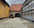 Bild: lum
Haushaltspolitisch dunkle Wolken über Erbendorf: Für 2024 ist Sparen angesagt, einige Projekte müssen deshalb auch zurückgestellt werden. Nicht davon betroffen davon ist das Bürgerhaus. Die Arbeiten im Außenbereich sollen fertiggestellt werden.