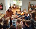 Bild: Stadtbücherei Waldsassen/exb
Für die Kinder in der Stadtbücherei Waldsassen hatte der Osterhase einen Korb voller Eier mitgebracht.