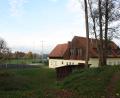 Bild: bjp
Die Ersetzung des altersschwachen Holzschuppens (Vordergrund Bildmitte) durch einen geräumigeren Geräteschuppenneubau gehört zu den ersten Baumaßnahmen auf dem künftigen "Sportpark Trabitz".