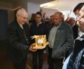 Bild: Gerhard Müller/exb
Bischof Rudolf Vorderholzer zeigt Herbert Putzer und Lothar Bock (von links) ein Exemplar aus seiner privaten Krippensammlung.