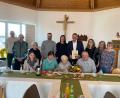 Bild: Stefanie Gradl
Im Kreis ihrer Kinder und Enkel feiert Anna Sertl 100. Geburtstag. Bürgermeister Hans-Martin Schertl und Heimleiterin Tanja Schallmaier (hinten, Vierter und Fünfte von rechts) gratulieren.