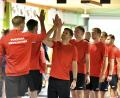 Bild: Hubert Ziegler
Die Kegler von Fortuna Neukirchen klatschen sich vor der Partie ab. Mit einem Sieg beim KC Oberaltertheim können sie einen großen Schritt Richtung Meisterschaft in der Bayernliga machen.