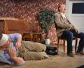 Bild: jr
Pensionsbesitzer Hans (Mario Weiß, liegend) und sein Kumpel Gustav (Gerhard Rosenberger), der Bürgermeister, wollen wieder Schwung in das Haus bringen.