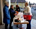 Bild: R. Kreuzer
Der Frauenbund hat bei der Solibrot-Aktion knapp 280 Euro für Misereor gesammelt.