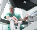 Bild: Gabi Schönberger
Professor Wittel an den Steuereinheiten des da-Vinci-Roboters, womit er Operationen an verschiedensten Organen vornimmt.