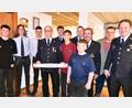 Bild: no
Verleihung von Abzeichen und Verabschiedung von Heinz Müller: Mit im Bild die fünf Jugendlichen der Wehr, die zur Gemeindejugendfeuerwehr Illschwang gehören, sowie Heinz Müller (Vierter von links), Kommandant Leander Strobel (Vierter von rechts), Vorsitzender Erwin Pirner (Dritter von rechts) sowie (von rechts) Jugendwart Henner Wasmuth und Bürgermeister Dieter Dehling.