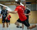 Bild: Guenter Uschold
Christoph Gsödl (links) von der HSG Nabburg/Schwarzenfeld beobachtet den Torabschluss des Oberviechtachers Eric Weiß. Am Samstag treffen die Kontrahenten im Rückspiel in Oberviechtach aufeinander.