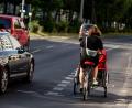 Bild: Fabian Sommer/dpa
Eine Fahrradfahrerin fährt mit einem Lastenfahrrad. Diese werden oft für den Transport von Kindern benutzt.