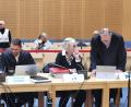 Bild: Wolfgang Würth
Die höchste Haftstrafe erhielt die frühere Vorständin der Wohnsachwerte e.G. Hier mit ihren Anwälten Rouven Colbatz (links) und Jörg Meyer.