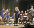 Bild:  Monika Steffens/exb
Alina Drexler und die Big-Band des Ortenburg Gymnasiums überzeugen beim Benefizkonzert in Maxhütte-Haidhof.