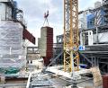 Bild: Stefan Karl, ZMS/exb
Eine Gewebefilterkammer für die neue Rauchgasreinigung am Schwandorfer Müllkraftwerk wird eingehoben. Die Arbeiter am Boden lassen die Dimensionen des Bauteils erahnen. Die neue Anlage ist Teil des Projekts "Triphönix".