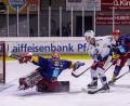 Bild: Werner Moller
Der Weidener Vincent Schlenker (weißes Trikot) taucht vor dem Peitinger Goalie Andreas Magg auf. Die Blue Devils gewannen am Freitag auch das vierte Viertelfinal-Match gegen den EC Peiting und stehen damit im Play-off-Halbfinale.