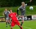 Bild: ham
Die Partie zwischen dem TV Nabburg (Rote Trikots) und dem 1. FC Schwarzenfeld gehört zu den Klassikern der Kreisliga West. Diese Szene stammt aus der vergangenen Saison: Der Nabburger Lukas Reitinger und Constantin Ruhland vom 1. FC Schwarzenfeld im Zweikampf.