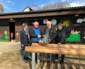 Bild: gz
Pfarrer Erwin Bauer dankt im Beisein von Kirchenpflegerin Nicola Hummer (links) und Kindergartenleiterin Ramona Zangl (rechts) dem Hausmeister Ferdinand Schmucker (Zweiter von rechts) für seine tadellose Mitarbeit.