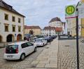 Bild: Tobias Gräf
Ein bekanntes Bild: Wenn Wochenmarkt am Luitpoldplatz ist, reicht die Schlange der falsch abgestellten Autos bis zurück zur Bushaltestelle. Hier drohen Verwarngelder in Höhe von mindestens 55 Euro. Kommt auch noch Behinderung, beispielsweise von Passanten, hinzu, werden Bußgelder über 55 Euro fällig – und häufig Punkte in Flensburg.