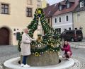 Bild: myd
Barbara Hößl-Bauer (rechts) und Claudia Wolf (links) verpassten dem Osterbrunnen den letzten Schliff, so dass sich Besucher des Rathauses oder Spaziergänger sich an dem leuchtenden Anblick erfreuen können.