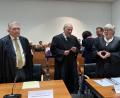 Bild: Schönhofen
Die Anwälte der Nebenkläger haben sich vor der Urteilsverkündung im Landgericht Hof am Mittwoch, 20. März, noch einmal zusammen gestellt und unterhalten.