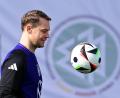 Bild: Arne Dedert/dpa
Nationaltorwart Manuel Neuer nimmt am Training teil.