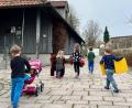 Bild: Gabi Schönberger
Die Mädchen und Buben der Evangelischen Kindertagesstätte "Unterm Regenbogen" in Floß packen ihre Sachen und machen sich bereit für den Umzug in das evangelische Gemeindehaus. Dort werden sie für die Zeit des Baus der zweiten Krippengruppe bleiben. Geplant ist, dass die rund 1,6 Millionen teure Baumaßnahme bis zum Herbst fertig ist.