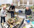 Bild: Gabi Schönberger
Ehrenvorsitzender Robert Beer, Gründungsmitglied Norbert Härtl und Vorsitzender Heinrich Bergler (von links) basteln an der Logistik für den bevorstehenden Umzug der Modelleisenbahnfreunde Windischeschenbach von der Schule ins neue Domizil in der ehemaligen Gaststätte Eigenheim.