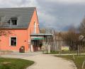 Bild: Susanne Forster
Die Tourist-Information in Bärnau ist in einem Gebäude am Eingang in den Geschichtspark angesiedelt und hat das ganze Jahr über geöffnet. Vom Frühjahr bis zu Herbst bietet sie beispielsweise Stadtführungen in der Bärnauer Altstadt an, ein Angebot das 2022 von der Tourist-Info-Verantwortlichen Ilona Hunsperger etabliert wurde. Sie berichtete im Stadtrat über das Jahr 2023.