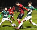 Bild: G. Büttner
SC-Spielertrainer Benjamin Urban ist umringt von zwei Gegenspielern der SpVgg Osterhofen: Nach dem 3:1-Sieg am vergangenen Mittwoch wollen die Oberwildenauer auch in Burglengenfeld punkten.