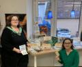 Bild: Bücherei Kastl/exb
Leiterin Martina Reger (links) und Margit Dobmeier (rechts) haben am Freitag die Saatgutbibliothek in den Räumen der Bücherei aufgebaut. Ab diesen Sonntag können die Samen ausgeliehen werden.