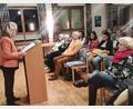 Bild: Martina Spindler/exb
Die Autorin Monika Kiel-Hinrichsen liest aus ihrem Buch "Burgschattenkinder".