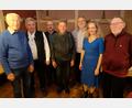 Bild: do
Vorsitzender Karl Ott (Dritter von rechts), Chorleiterin Riita Michelson und Sängerkreis-Vorsitzender Karl Hermann zeichneten Reinhold Metzler (links) für 70 Jahre und Albert Metzner (Bildmitte) für 50 Jahre passive Mitgliedschaft in der Liedertafel aus.