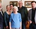 Bild: mab
Der Jubilarin (vorne Mitte) gratulieren (von links) Pfarrer Heinrich Rosner, die Töchter Rita und Sissi, Sohn Hannes und Bürgermeister Peter Neumeier.