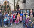 Bild: knh
Mit Liedbeiträgen zum Osterfest erfreuen die Kinder mit Leiterin Susanne Hausmann (rechts) vor dem Osterbrunnen alle Anwesenden.