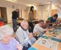 Bild: u
Unter Anleitung der angehenden Pflegefachkräfte (von links) Steffen Hertel, Milena Pieler und Marina Berndt erstellten die Heimbewohner Elisabeth Ruhland, Heinz Adam, Inge Döring und Dorothea List eine Sinneswahrnehmungswand zum Thema „Wald-Erleben“. Nicht im Bild die Azubis Denis Savu, Jan Mayer und Lara Wehner.