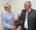 Bild: mfh
Mit einem Blumenstrauß heißt Bürgermeister Anton Peter (rechts) die neue Gemeinderätin Ute Lehmeier (links) im Kreis des Ammerthaler Gemeinderats herzlich willkommen.