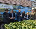 Bild: eib
Bei der Vorstellung der Initiative Ökostrom aus dem Landkreis sind in der Gärtnerei Baumer in Oberviechtach (von links) Landrat Thomas Ebeling, Thomas Oppelt, Christian Meyer, Christina Barchmann, Ulla Baumer und Bemo Aufsichtsrat Arnold Kimmerl dabei.
