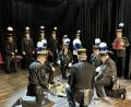 Bild: e
Der Bergmannstanz, begleitet durch den Knappenverein Wackersdorf, ist in sieben Abschnitten aufgeteilt – vom Einfahren in die Zeche bis zum Ende der Schicht.