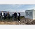 Bild: Eichl
Zur Abnahme strahlt die Sonne auf alle „Bürgermodule“, was schon einmal als gutes Zeichen gewertet wird. Landrat Andreas Meier sagt: „Schee is worn.“