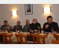 Bild: dob
Der Moosbacher Pfarrer Udo Klösel, Pfarrer Alfons Forster aus Michldorf, Werner Friedmann von der jüdischen Kultusgemeinde, Veit Wagner vom Weidener Arbeitskreis Asyl und der ehemalige Bundestagsabgeordnete und jetzige Polizeibeauftragte des Bundes, Uli Grötsch (von links nach rechts) stellen sich der parteiübergreifenden Diskussion. Allerdings war der Besuch mit knapp 20 Teilnehmern enttäuschend.