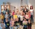 Bild: Sabine Panzer/exb
Bei der Osterveranstaltung in der Stadtbücherei Mitterteich wurden die Kinder betreut von Büchereimitarbeiterin Pia Heinrich (links hinten), Nicole Schuller vom Museumsteam (hinten, Zweite von rechts) und Viola Rieß, Leitung der Stadtbücherei (rechts).
