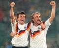 Bild: Martina Hellmann/dpa
Kapitän Lothar Matthäus (l) und Stürmer Rudi Völler strecken jubelnd eine Faust hoch. Die deutsche Fußballnationalmannschaft gewinnt am 8.7.1990 im Olympiastadion von Rom das Endspiel der Fußball-WM gegen Argentinien mit 1:0.