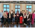 Bild: Fabian Polster/Landratsamt Tirschenreuth/exb
Die Geehrten und Gratulanten: (von links) Landrat Roland Grillmeier, Sieglinde Götz, Inge Dick (Vertrauensfrau für Schwerbehinderte), Margit Dobmeier, Silke Stich, Beate Wettinger, Sabine Haidl,
Sabine Graser (Personalratsvorsitzende), Sandra Meier, Schulamtsdirektor Armin Engel, Claudia Melzer und Schulamtsdirektorin Martina Puff.