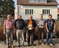 Bild: gz
Erster Vorsitzender Josef Kleber (von links) und Ehrenmitglied Gerhard Riedl überreichten stellvertretend an Vereinssponsor Franz Berger die Urkunde für 25 Jahre, der die Ehrung an seine Frau Rosi und und Sohn Julian Berger weiterreichen wird. Ein Dank für 20 Jahre ging an Kassenprüfer Manfred Wild und den Gratulationen schloss sich Stellvertreter Matthias Riedl an.