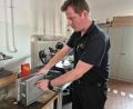 Bild: Lowak
Michael Wirt von der Feuerwehr Weiden zeigt einen Tresor, den jede Firma und jede Einrichtung mit einer Brandmeldeanlage haben muss. Der Tresor ist sabotagesicher im Umfeld des Gebäudes eingebaut.