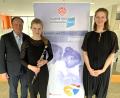 Bild: Musikschule Marktredwitz/exb
Musikschulleiter Erwin Jahreis mit Anna Haberkorn und Pianistin Helena Merz (von links).