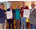 Bild: R. Kreuzer
Der Förderverein des FC Weiden-Ost hat erstmals zwei neue Ehrenvorsitzende. Benjamin Zeitler übergibt an Hans Forster (von links) die Urkunde. David Eckert (rechts) überreicht die Auszeichnung an Horst Fuchs. In der Mitte gratuliert der Hauptvereinsvorsitzende.
