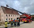 Bild: lei
Mithilfe einer Drehleiter entfernte die Feuerwehr von außen den Ruß im Kamin, um so dem Feuer die Nahrung zu entziehen. Wasser darf bei dieser speziellen Art von Brand nicht zum Einsatz kommen.
